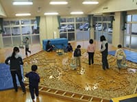 木の砂場遊び